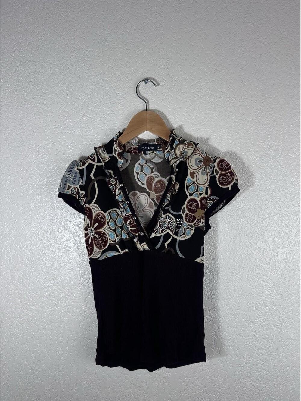 Bebe Women’s Floral V-Neck Top Black Multicolor Short Sleeve Stretch